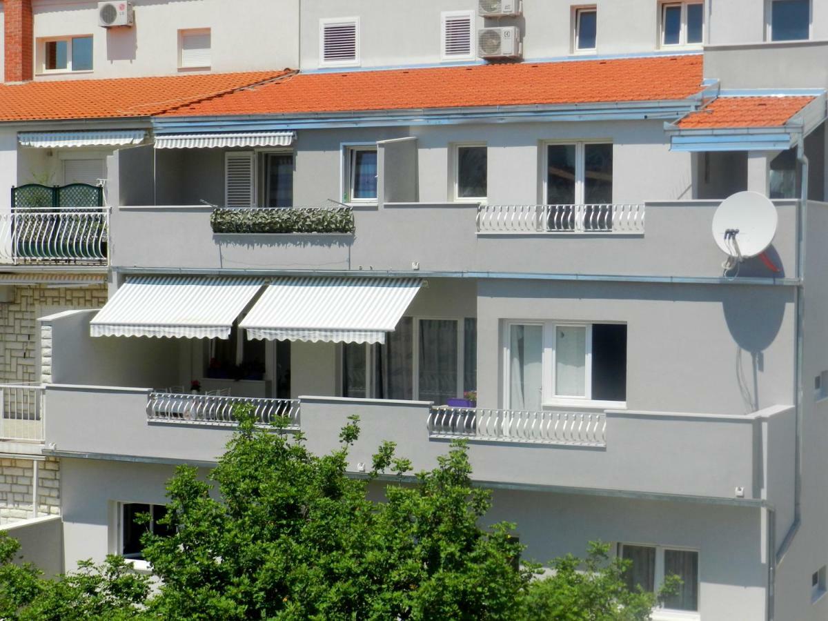 Ela Omis